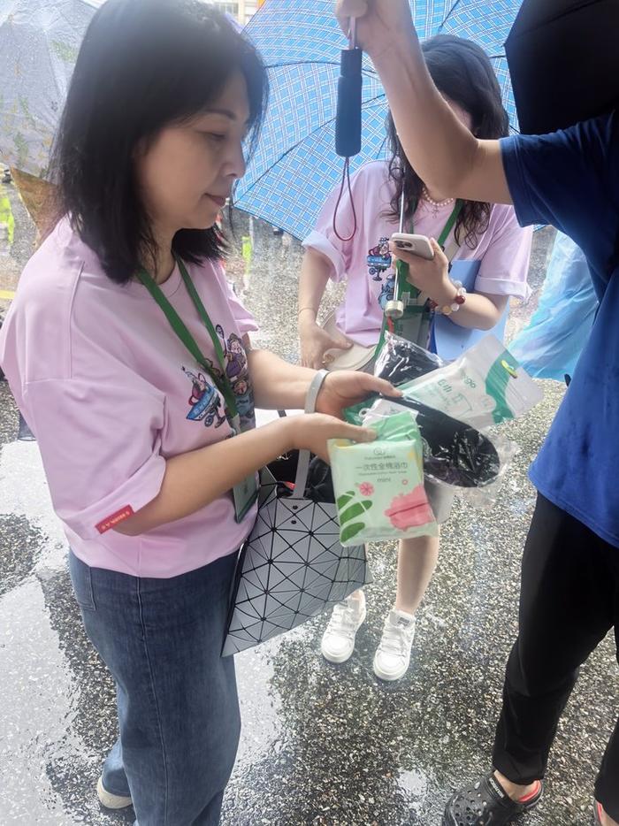 中考家长送考感人瞬间_初中中考作文怎么写_南京中考结束家长送考