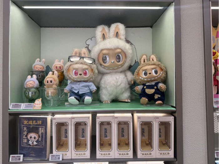 济南恒隆广场泡泡玛特店内摆放的Labubu样品