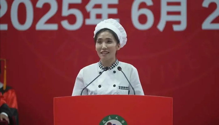 刘晓梅在延边大学毕业典礼上演讲。（视频截图）