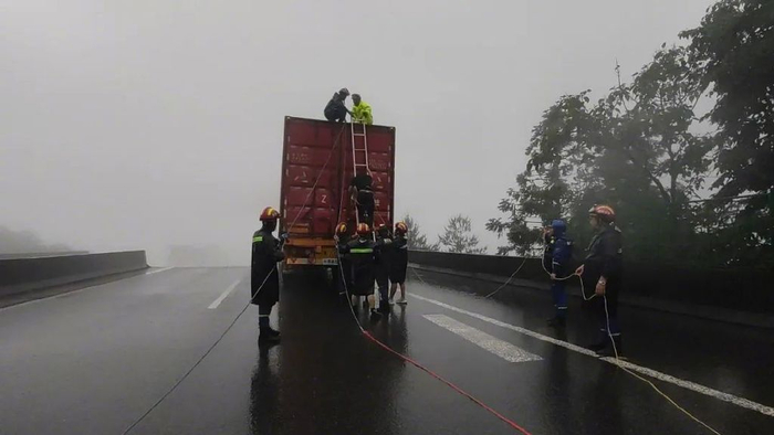 货车司机被救下。图片来源/贵州蓝天救援队