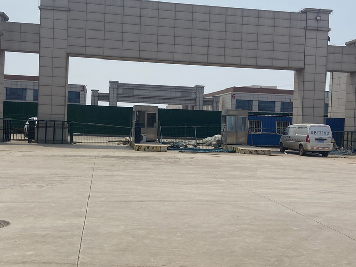 首衡曹妃甸国际农产品交易中心其中一个被封闭的大门。记者　刘超　摄