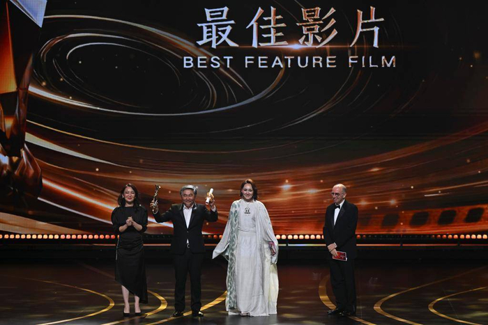 6月21日，获得第27届上海国际电影节金爵奖最佳影片的吉尔吉斯斯坦影片《黑，红，黄》剧组上台领奖。新华社发（陈浩明摄）