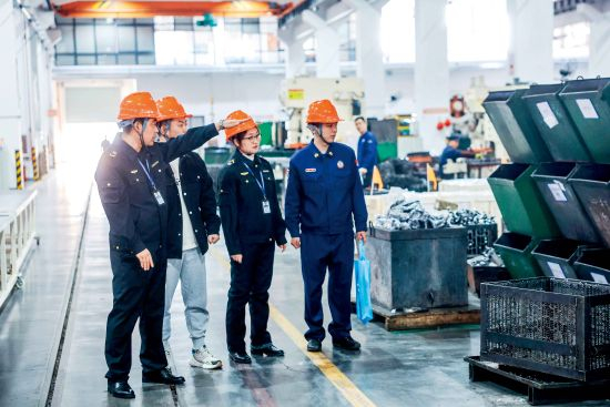 2024年1月12日，浙江湖州市，应急管理服务中心执法人员在企业车间生产线排查安全生产隐患。图/新华