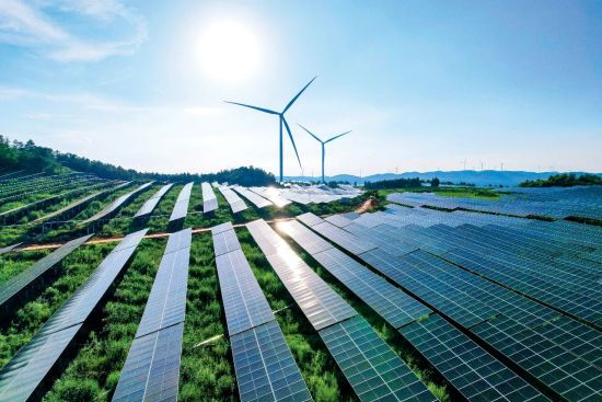 2024年8月24日，云南曲靖市麒麟区一处光伏和风力发电场。图/视觉中国