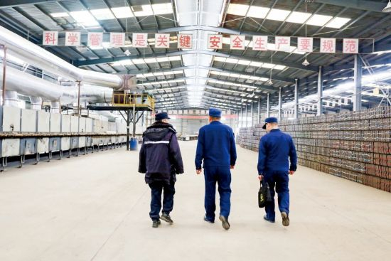 2025年2月18日，甘肃平凉华亭市，消防监督执法人员深入辖区重点企业开展消防安全检查指导帮扶。图/视觉中国