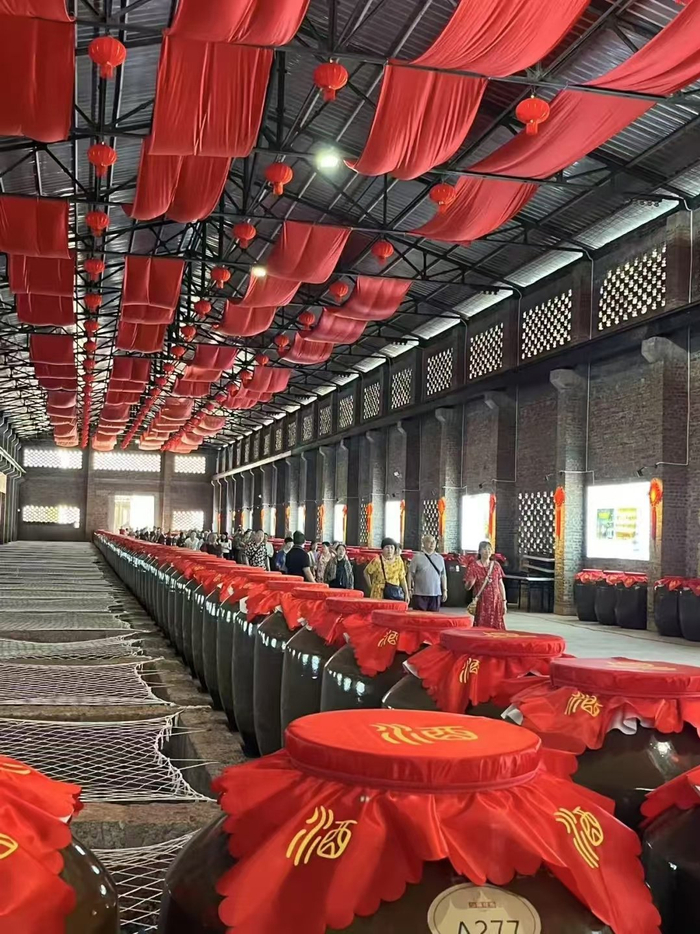 游客走进力酱酒厂参观。熊嵩 摄