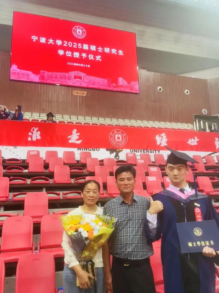 尹龙和父母