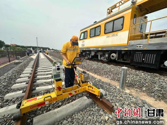  图为兰州铁路局庆阳高铁综合维修基地内工人正在对铁轨进行检测。杨艳敏 摄