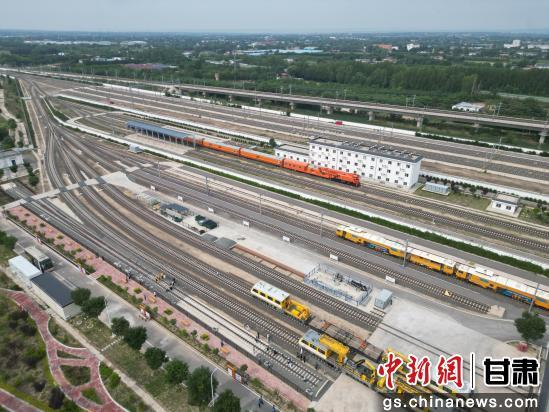  图为航拍镜头下的兰州铁路局庆阳高铁综合维修基地。杨艳敏 摄