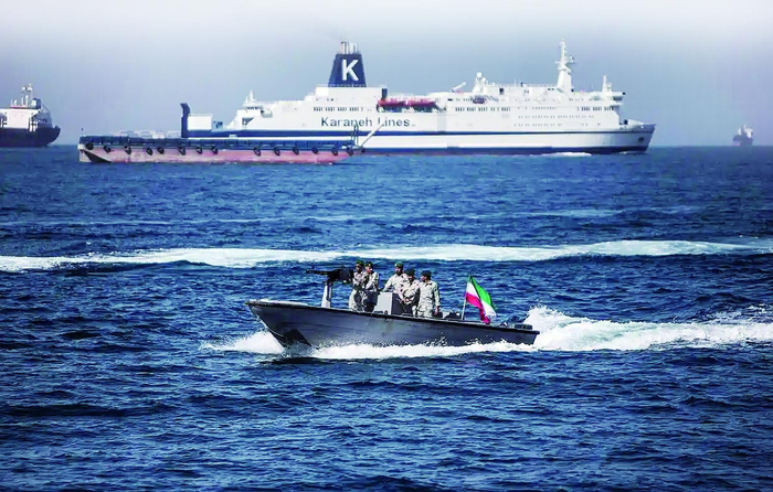     2019年4月30日，伊朗士兵在霍尔木兹海峡巡逻。 新华社发