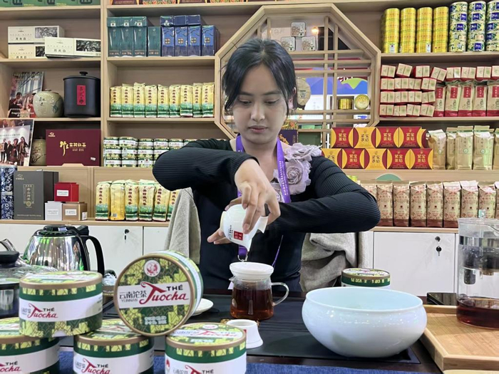 6月23日，第9届南博会期间，茶艺师在展位冲泡销法沱。新华社记者 丁怡全 摄