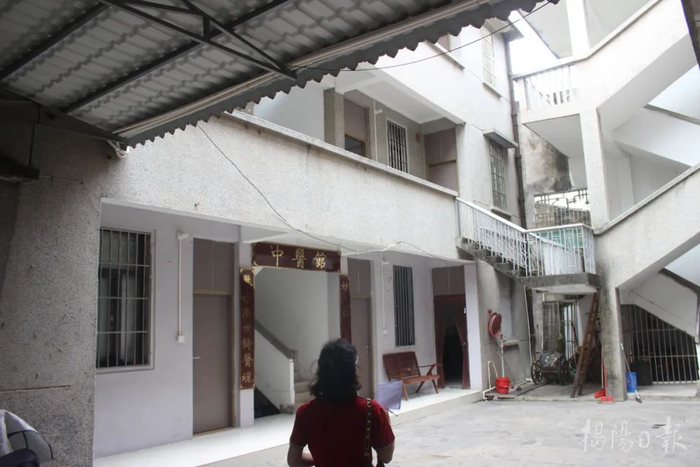 八房祠后座今已改建为三层楼房。
