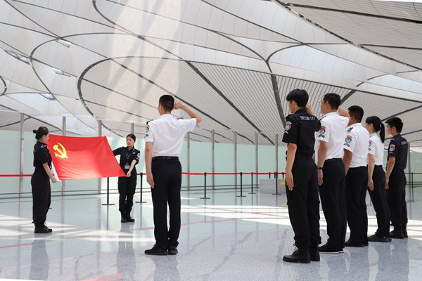 安保公司开展“我是党员我先行，党员身边无违章”安全承诺宣誓活动