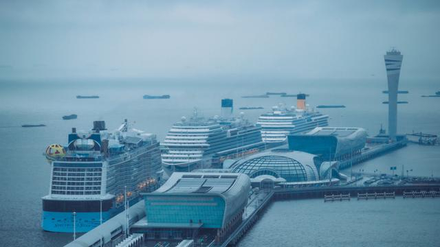 图为吴淞口国际邮轮港复航后单日出入境人次创下最高纪录。/朱嘉奕摄