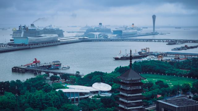 图为吴淞口国际邮轮港三船停靠。/朱嘉奕摄