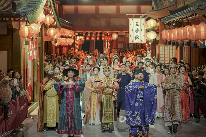 演员在位于陕西省西安市的长安十二时辰主题街区表演。新华社记者　邵瑞　摄