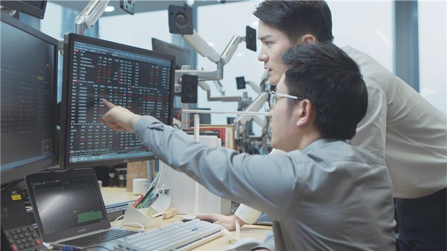 图为用户正在浏览股市行情