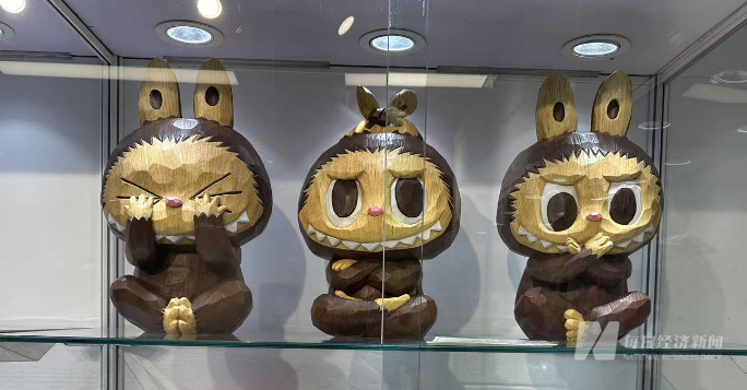 “LABUBU勿听、勿视、勿言” 图片来源：每经记者毕媛媛 摄