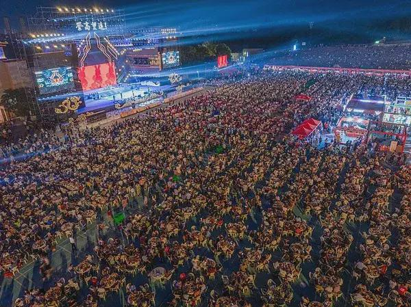 ▲盱眙万人龙虾宴现场