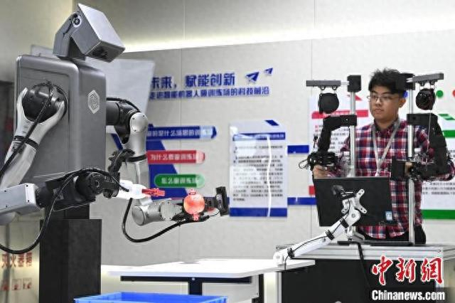 6月19日，在合肥市具身智能机器人数据采集预训练场内，人形机器人正在进行“岗前实训”。记者 韩苏原 摄