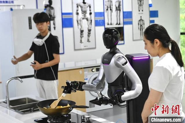 6月19日，在合肥市具身智能机器人数据采集预训练场内，人形机器人正在进行“岗前实训”。记者 韩苏原 摄