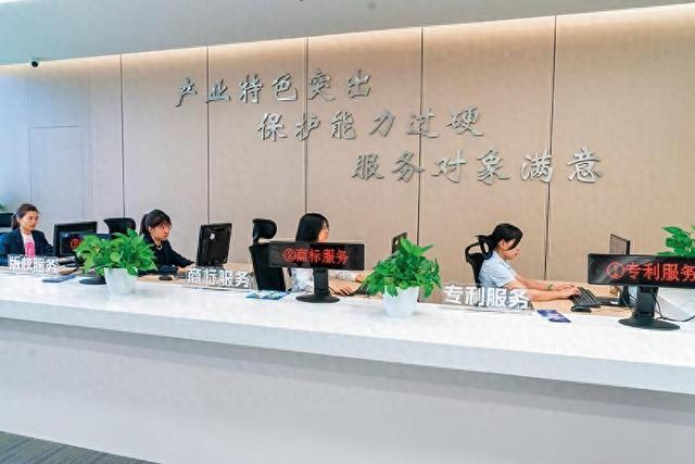 杭州市知识产权保护中心“六合一”服务台（2025 年 3 月 31 日摄） 赵子皓摄