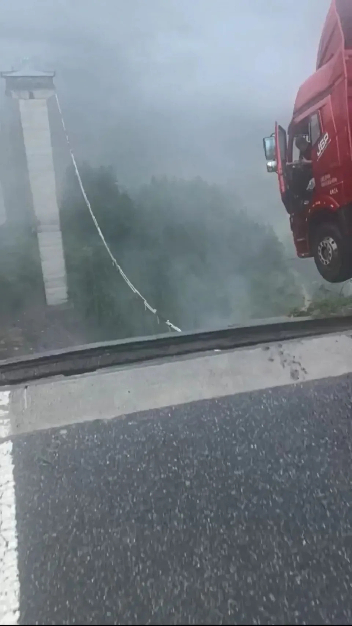 货车车头悬空。图片来源/网传现场视频截图