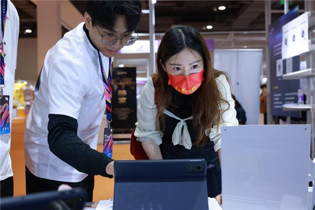 图为投资者正在使用九方智投股票学习机