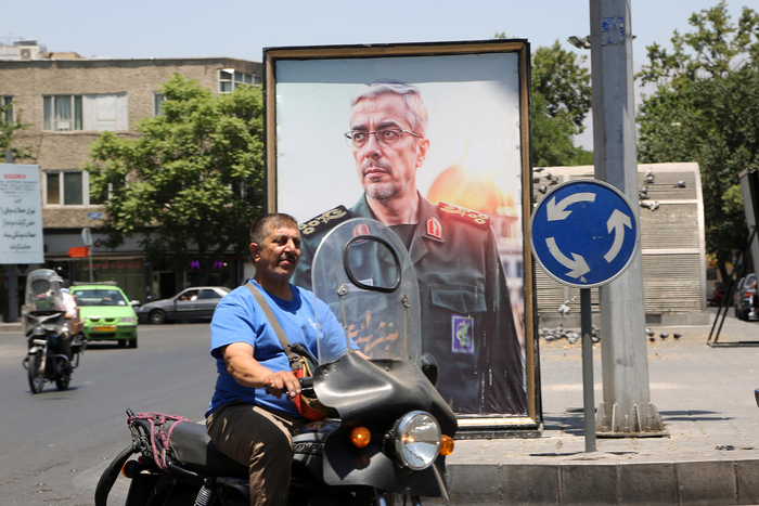 ▲6月17日，德黑兰街头的伊朗武装部队总参谋长穆罕默德·巴盖里画像。图据视觉中国