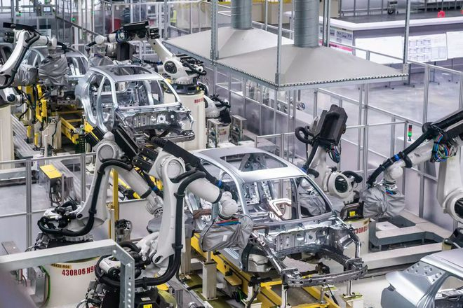 成都新能源汽车工厂焊装生产线  图片来源：成都市经信局市新经济委