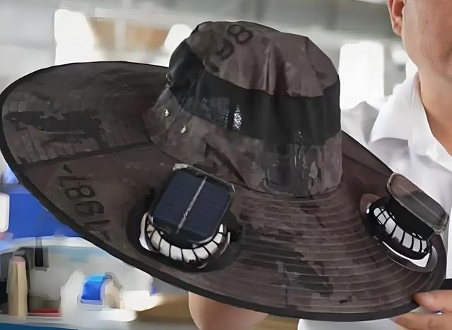 这款帽子是2025年推出的专利产品，檐上装了在小风扇上的遮阳帽，还有太阳能板持续供电。图片来源：好看视频