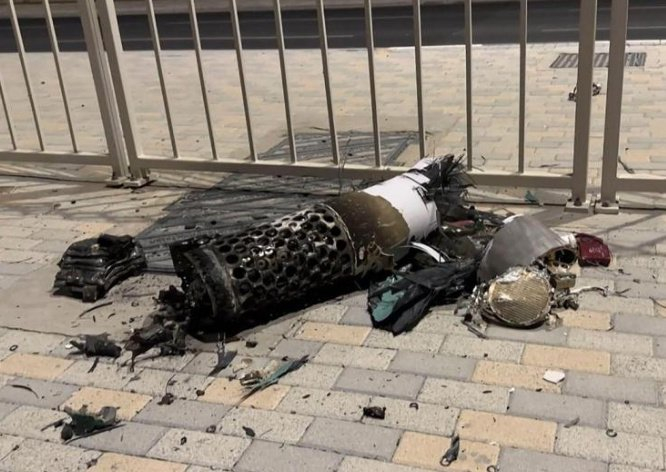 6月23日，一枚伊朗导弹残骸掉落在卡塔尔人行道上。