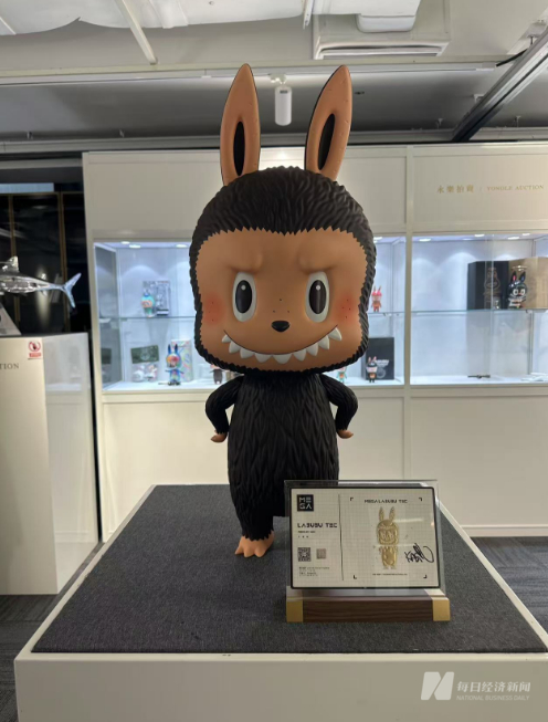 已于6月22日晚拍出的LABUBU 图片来源：每经记者 毕媛媛 摄