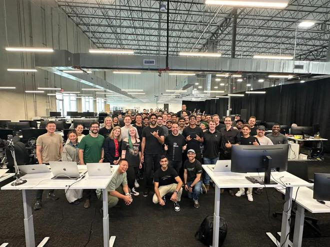 ▲马斯克和特斯拉没有为这一服务召开特别的发布会，仅是内部搞了一个Party式的开工仪式。