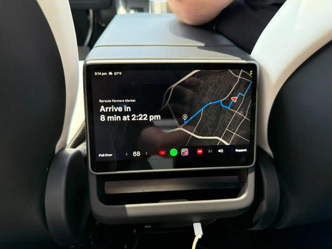 ▲Model Y的后排屏幕可以显示路线等行程信息