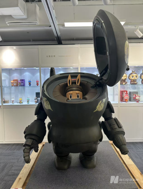 拍卖成交价75.9万元的“LABUBUx衡山宏机甲飞行员”  图片来源：每经记者 毕媛媛 摄