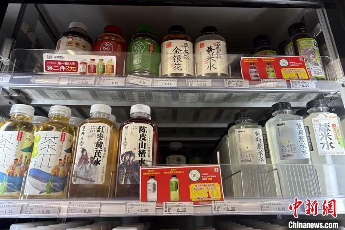 图为某便利店冷柜里的“中式养生水”。