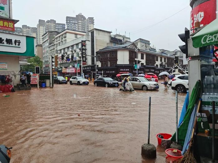 桑植县澧源镇和平路部分路段出现积水。图片来源：时刻桑植