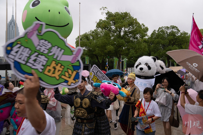 苏超龙城集市的巡游队伍。