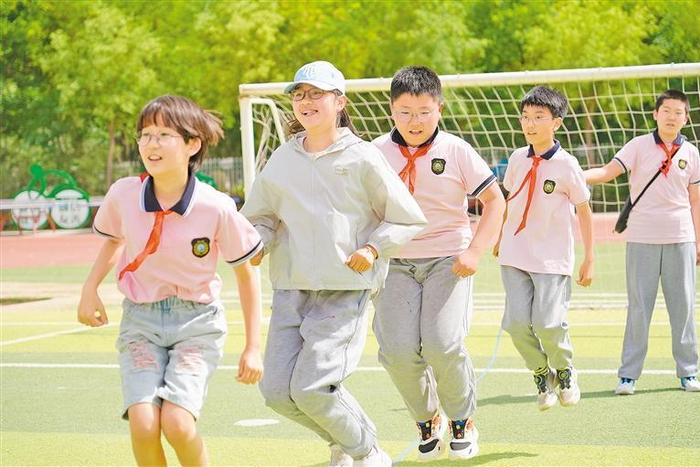 　银川市金凤区第十二小学，孩子们在进行课间活动。