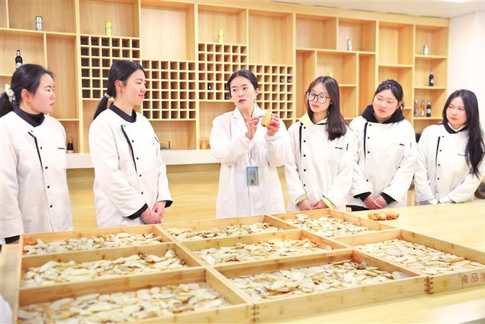 制作天麻冻干片讲解实训现场。 姚源清 摄