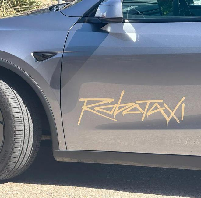 ▲所有运营的车辆车身上写着Robotaxi
