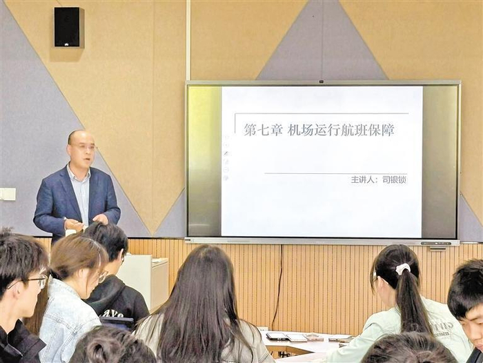 产业兼职教师司银锁为宁夏理工学院学生讲解民航运输实务。