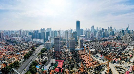 2025年2月28日，上海黄浦区一处老旧小区改造更新施工现场。图/新华