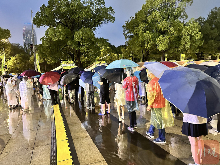 苏超龙城集市，市民和球迷排队领取免费炒饭。