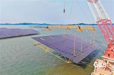 中电建青岛即墨海上光伏项目海上施工现场。