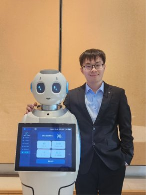 硅基智慧新一代机器人产品和硅基智慧ＣＥＯ唐健凯的合影