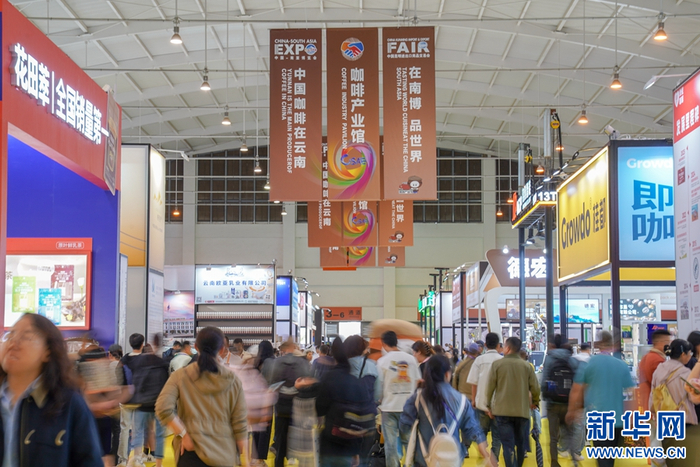 顾客在咖啡产业馆参观选购（摄于6月20日）。新华社发（彭奕凯 摄）