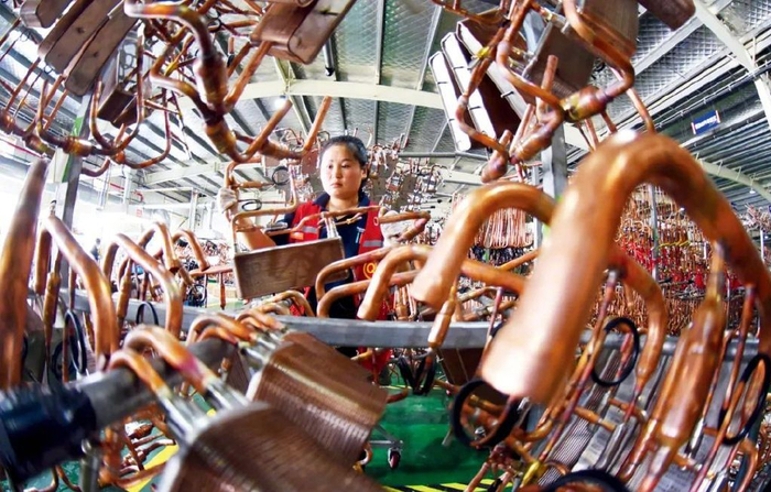 2024年9月13日，江苏连云港一家公司的热泵生产车间，工人正在加工一批空气能采暖机零部件。图/中新