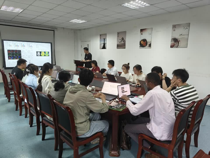 马学琴带领研究团队探讨解决科研项目中遇到的问题。